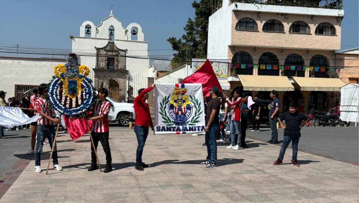 Aficionados del pueblo de Santa Anita se hicieron presentes para despedir a Lalito (Foto: Josefina Ruiz)