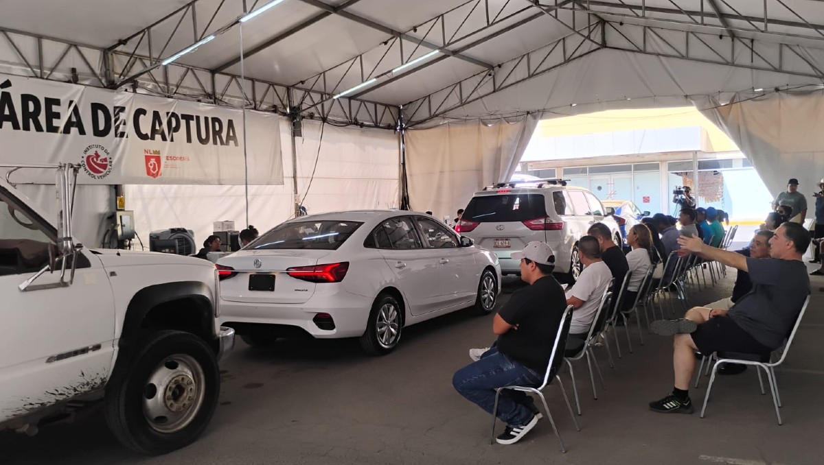 Tras anunciarse que habrá operativos, muchos conductores acudieron de forma voluntaria ante el módulo del ICV. / Sandra González