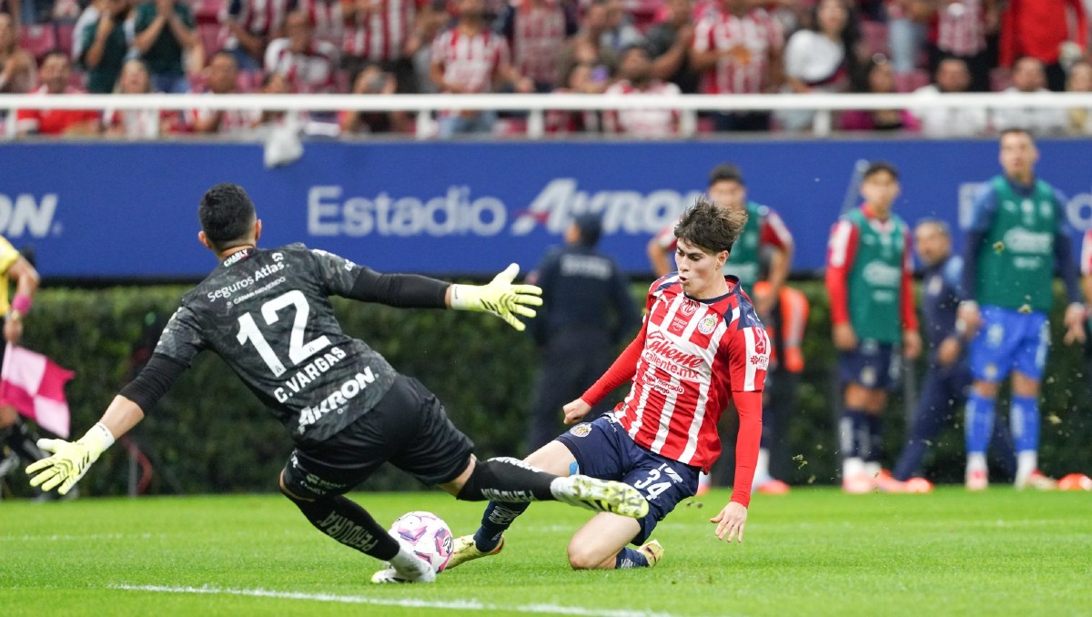 Armando González se catapulta a la lucha por el liderato de goleo tras Clásico Tapatío (Imago7)