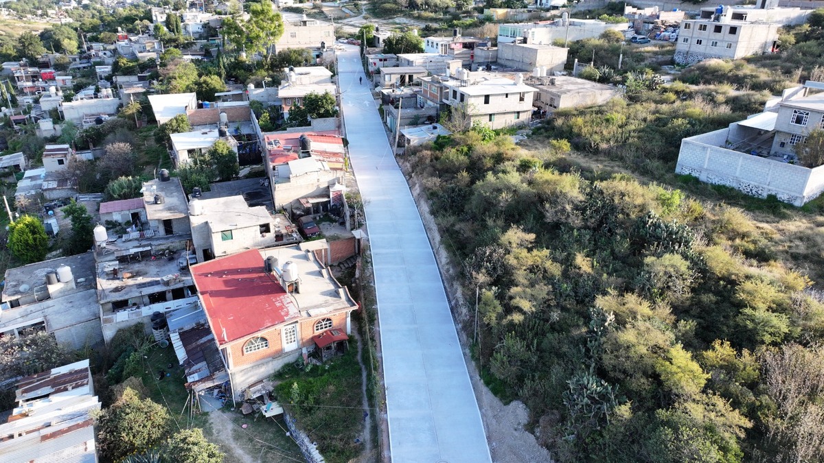 La calle Emiliano Zapata en Tlaxinacalpan luce nueva tras la pavimentación hidráulica.