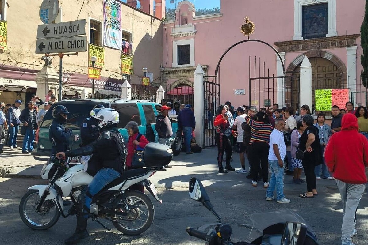 Camioneta prensa a adulto mayor frente a iglesia en el centro de Pachuca