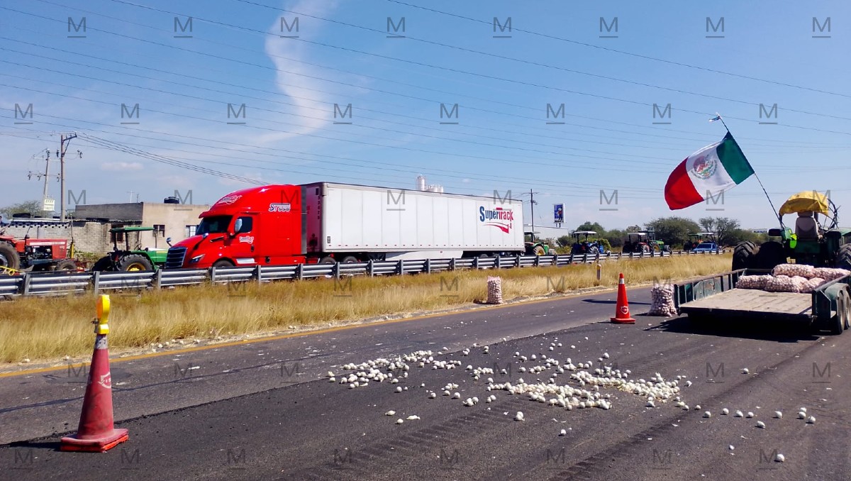 Campesinos de León y San Francisco del Rincón bloquean parcialmente la carretera Aguascalientes-León