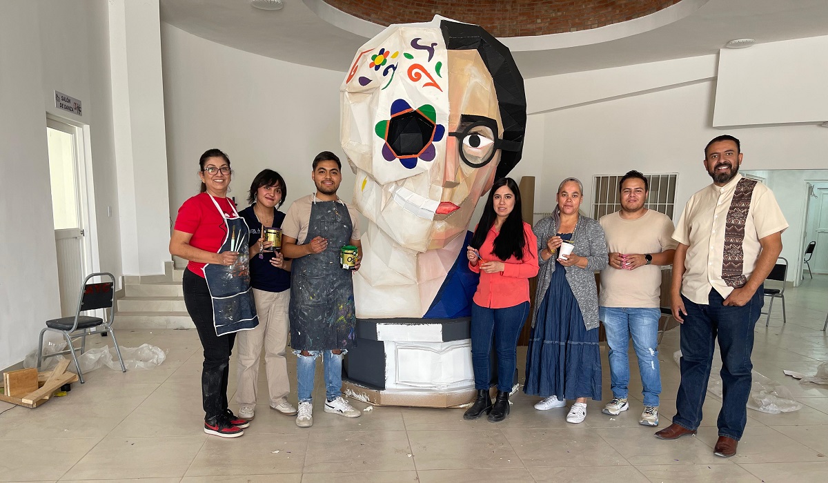 “La Dualidad de Hermila”, escultura de cartonería mexicana en homenaje Hermila Galindo. (cortesía)