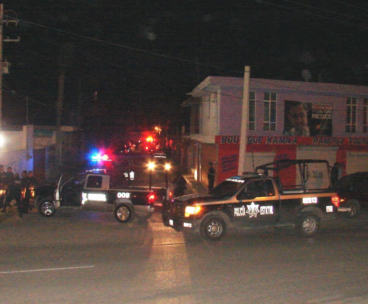 Elementos de la Policía de Investigación resguardaron la zona donde fueron asesinados, la madre y su hijo en Villa de Pozos. | Especial