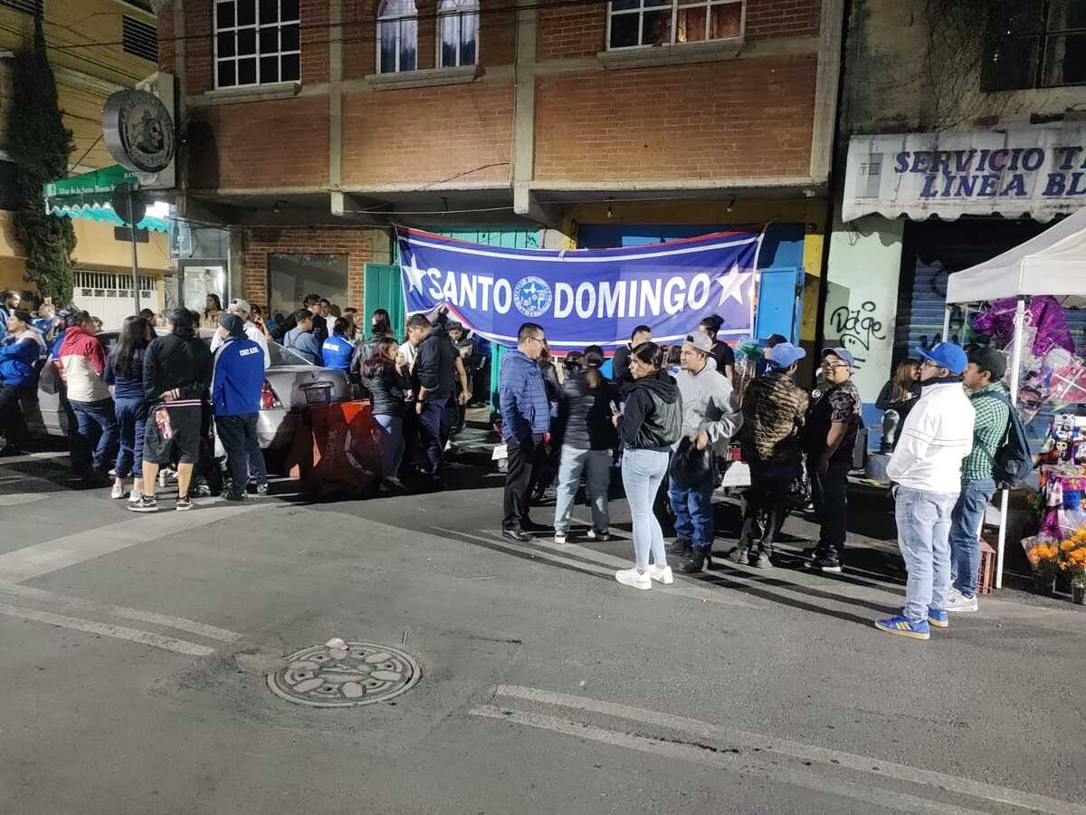 Los globos, banderas y la murga acompañaron la despedida celeste. | Especial