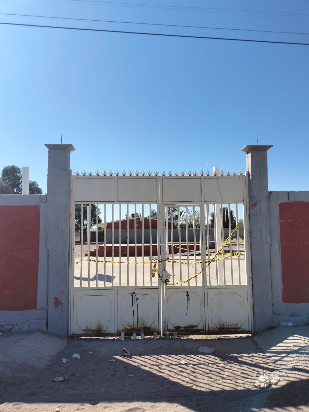 La institución educativa se mantiene cerrada y resguardada por una unidad policíaca. | Damián Ramírez