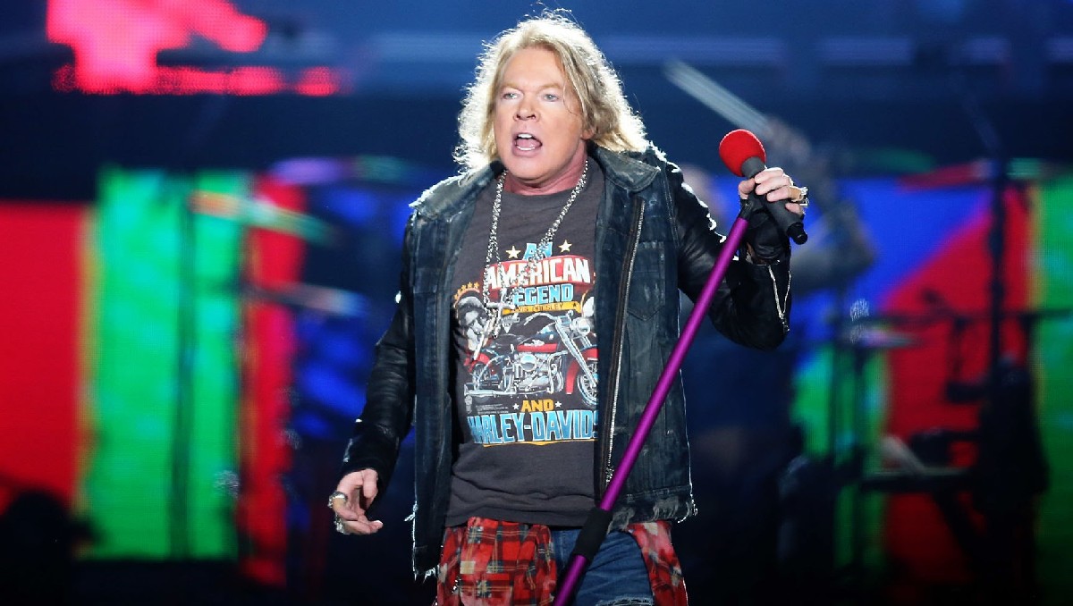 Lanzan peluche de Mickey Mouse a Axl Rose | Especial