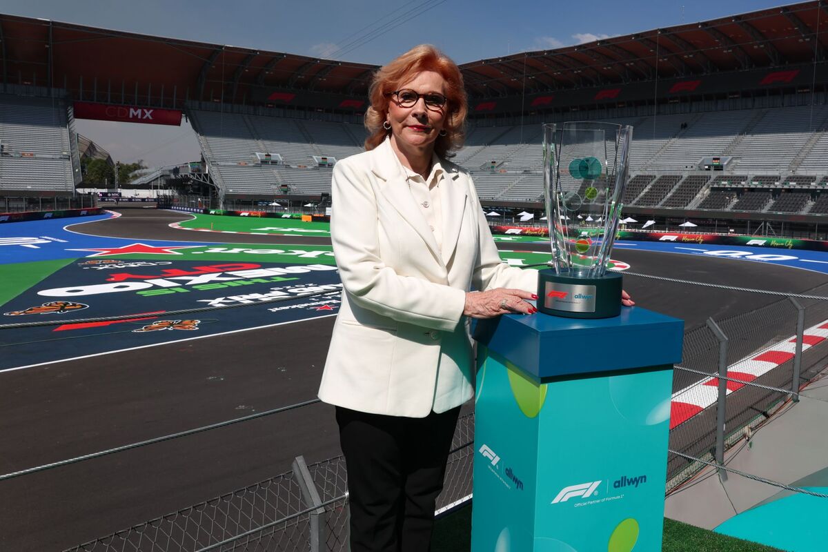 La maestra Sylvia G. Escamilla, presidenta y fundadora de la Fundación John Langdon Down, recibió el premio en el Autódromo Hermanos Rodríguez. (Corte
