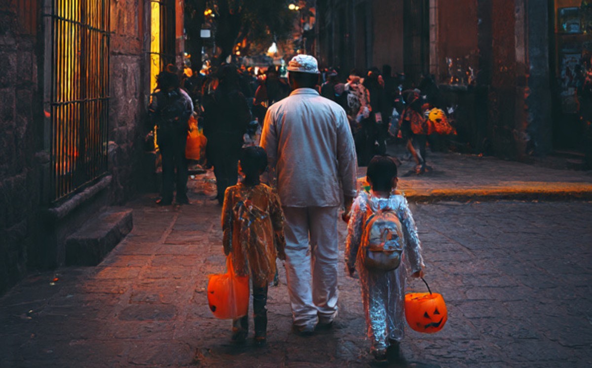 Menores de edad deben salir a pedir Halloween acompañados de un adulto. | Meta IA