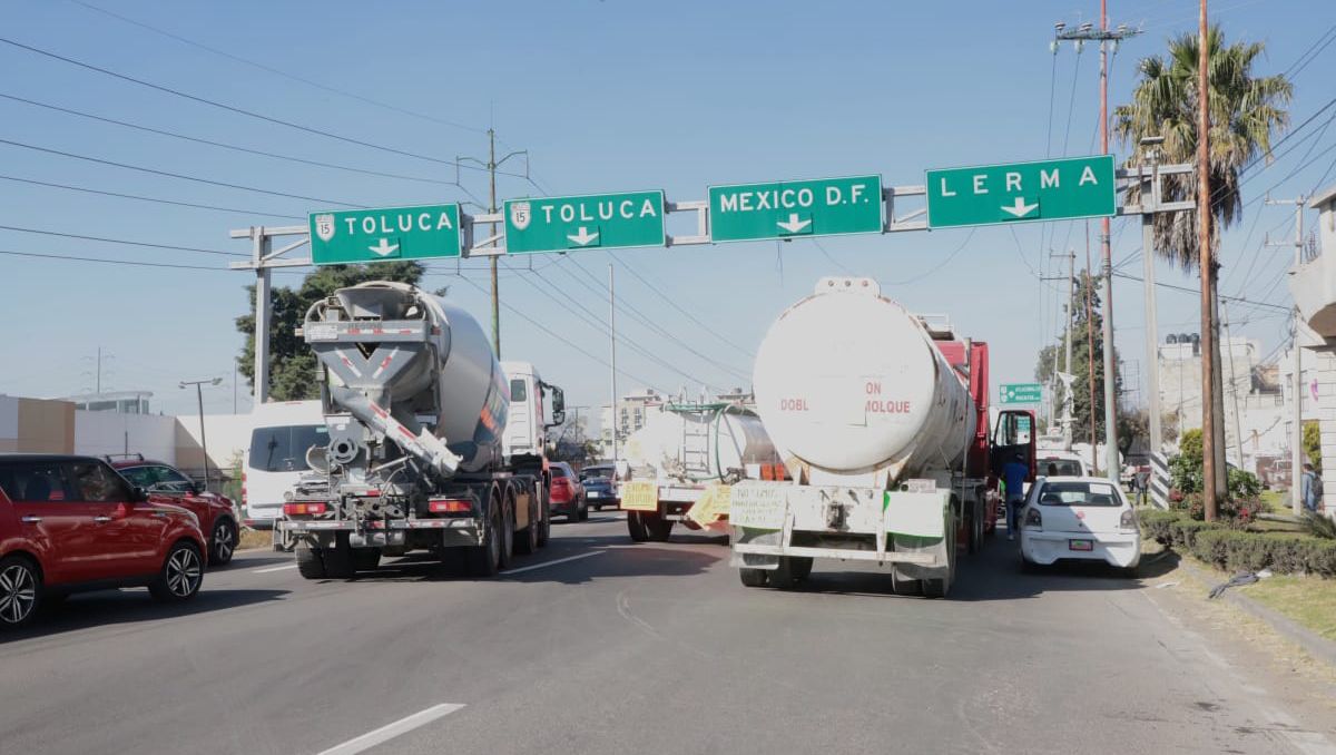 Piperos liberan un carril de la carretera México-Toluca. Foto: (Iván Carmona)
