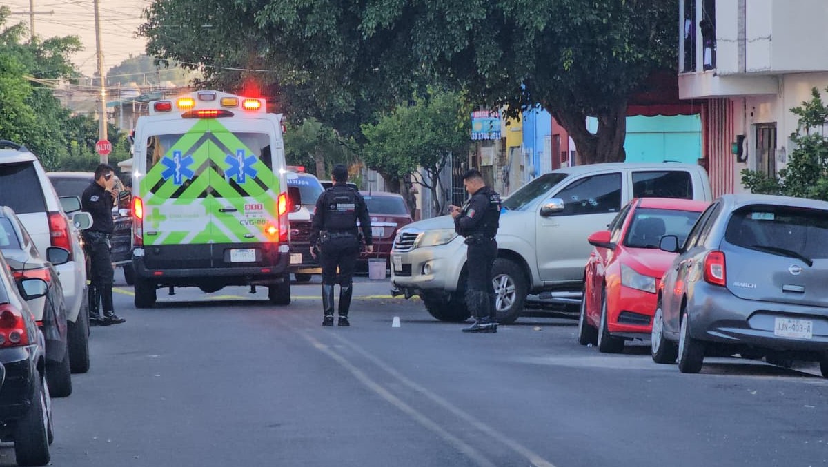 Policías estatales acudieron al lugar de asesinato en Guadalajara este lunes (Juan Carlos Munguía)