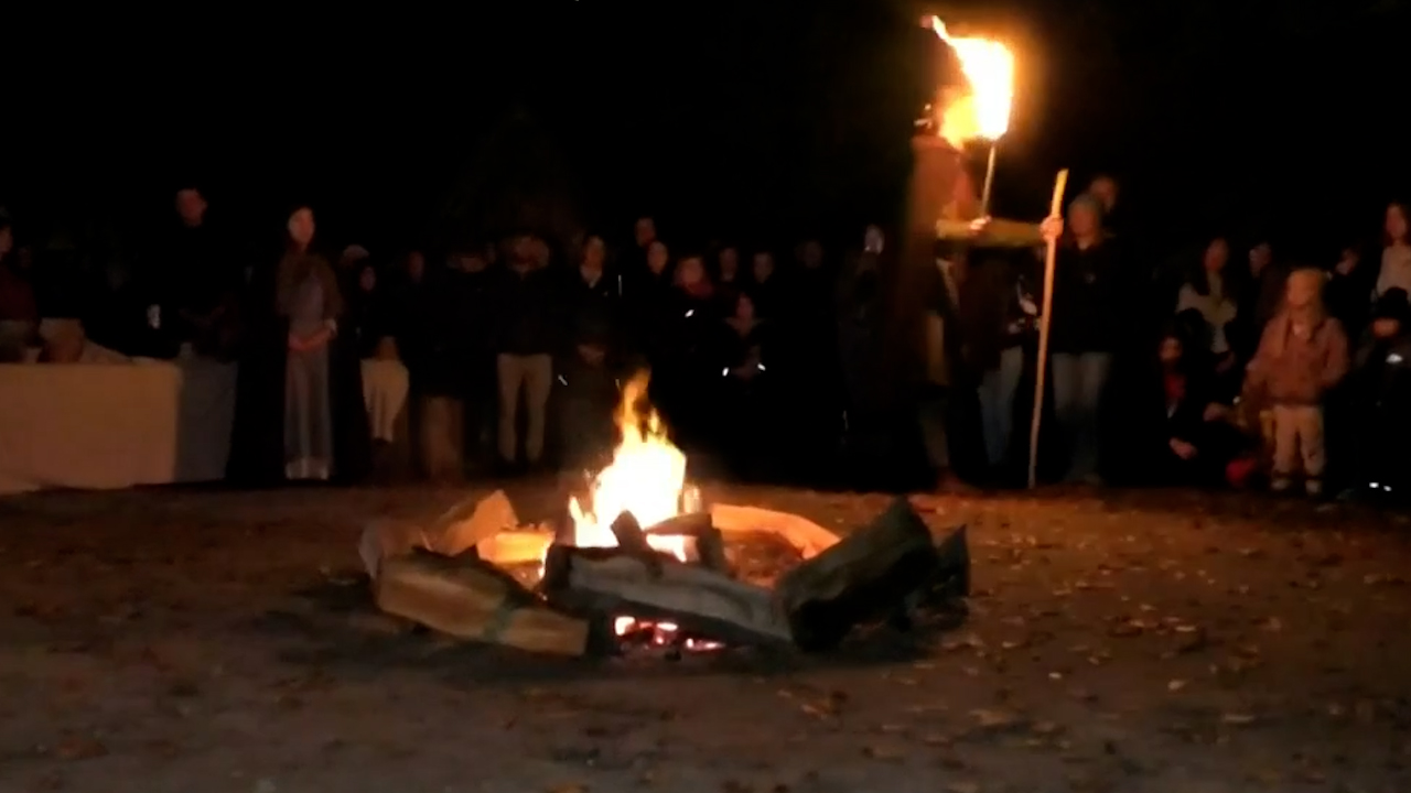 Polonia celebra el Dziady, ritual ancestral en honor a los antepasados