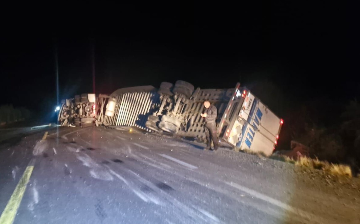 Vuelca tractocamión en carretera Tula–San Luis Potosí