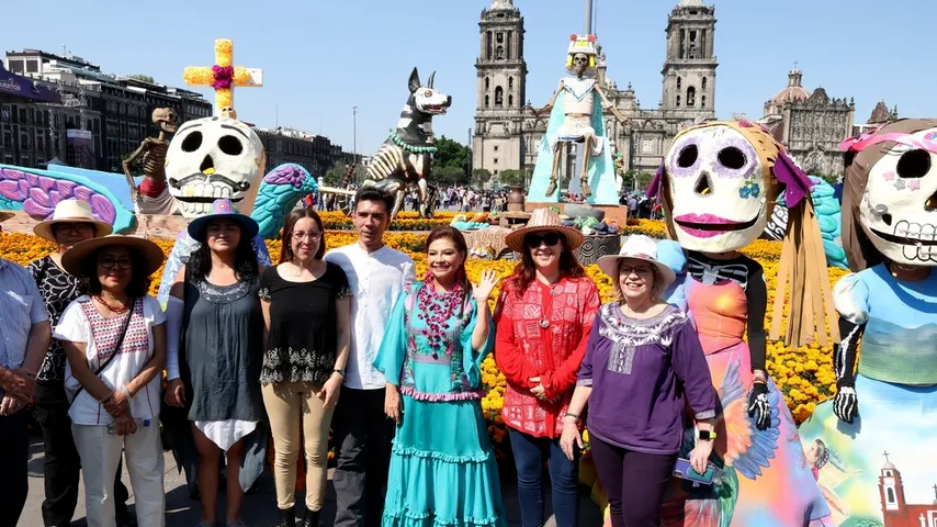 Zócalo de CDMX luce ofrenda monumental por Día de Muertos 2025