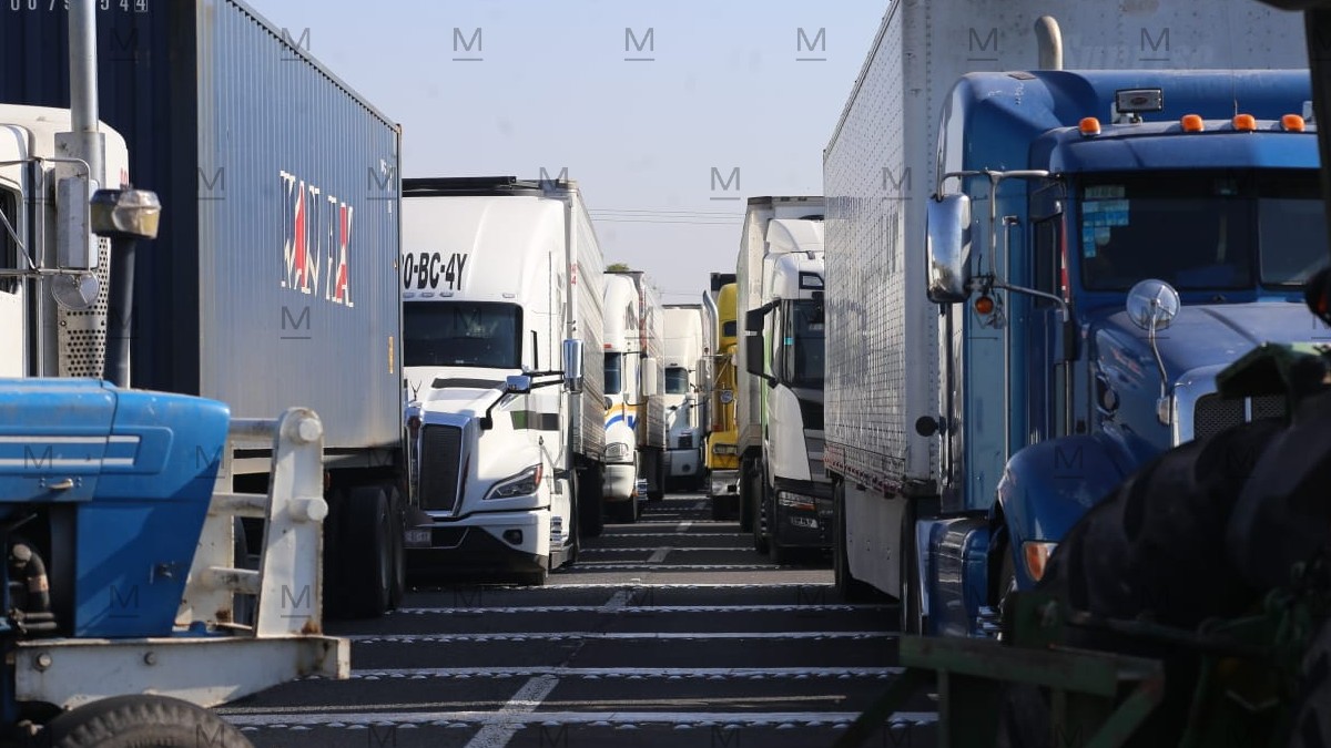 Agrícolas de los municipios de Romita y Silao retomaron el cierre total de la carretera León–Silao.