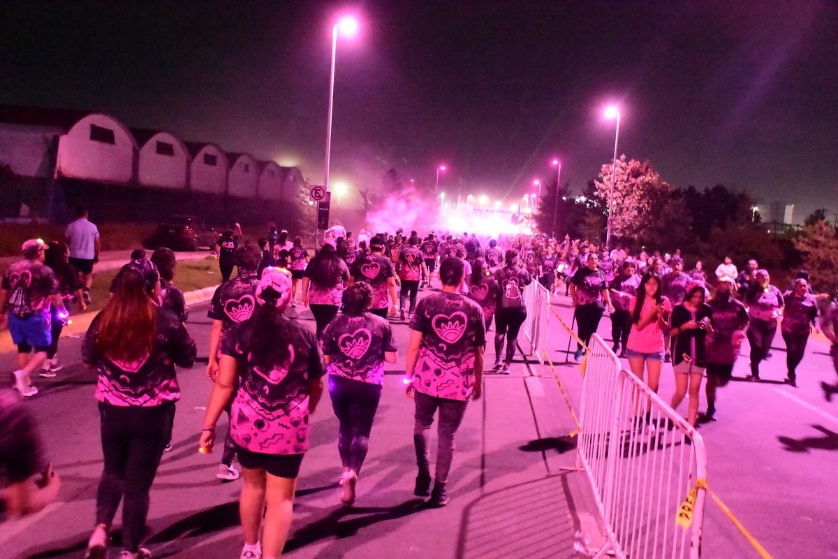 En un ambiente lleno de alegría, unión y esperanza, miles de duranguenses se sumaron a la Marea Rosa Retro 2025. | Especial