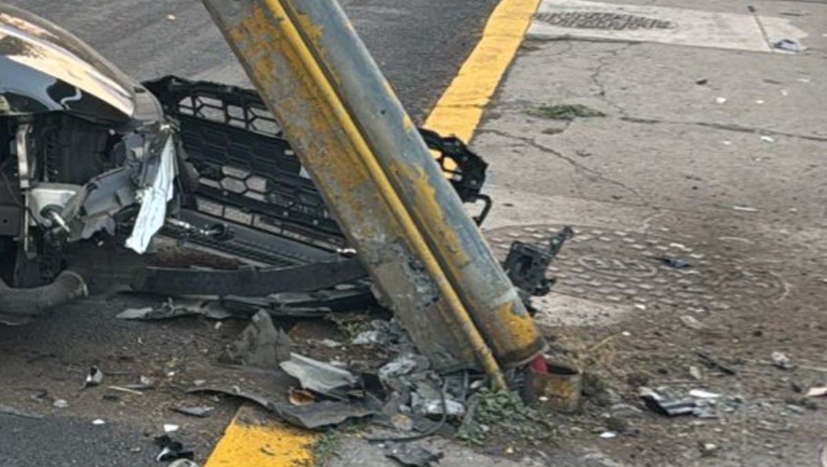 Un Audi chocó y derribó postes de luz en el Antiguo Camino a Comanja, León.
