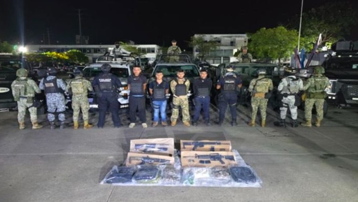 La autoridades incautaron equipo táctico y armas. | Especial