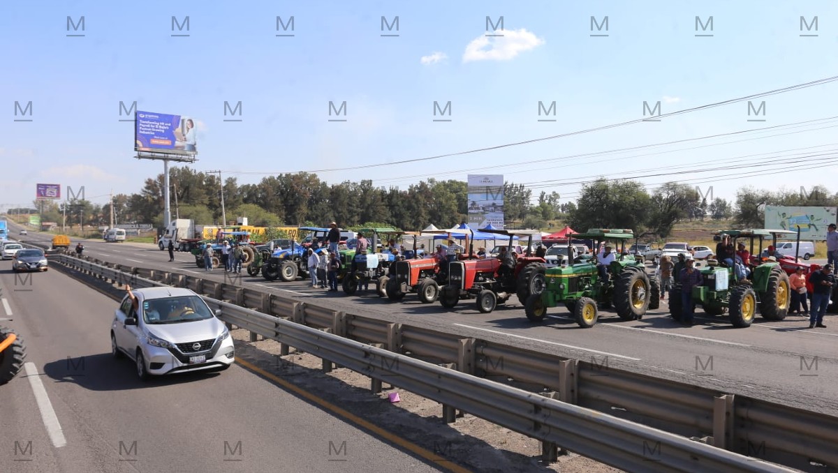Campesinos mantienen bloqueos en carreteras de Guanajuato este 28 de octubre de 2025. | Dany Béjar.