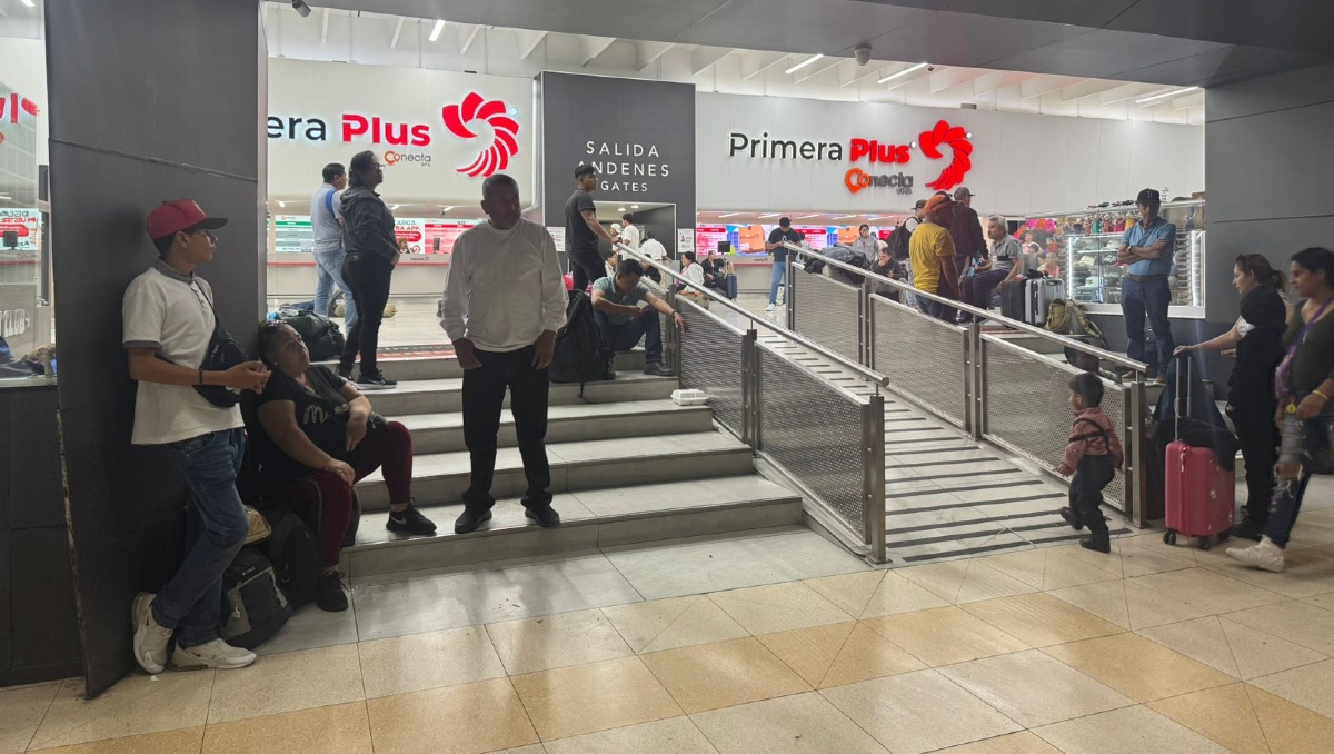 Cientos de pasajeros quedaron varados en la Central Camionera de Tlaquepaque (Foto: Alan Castellanos)