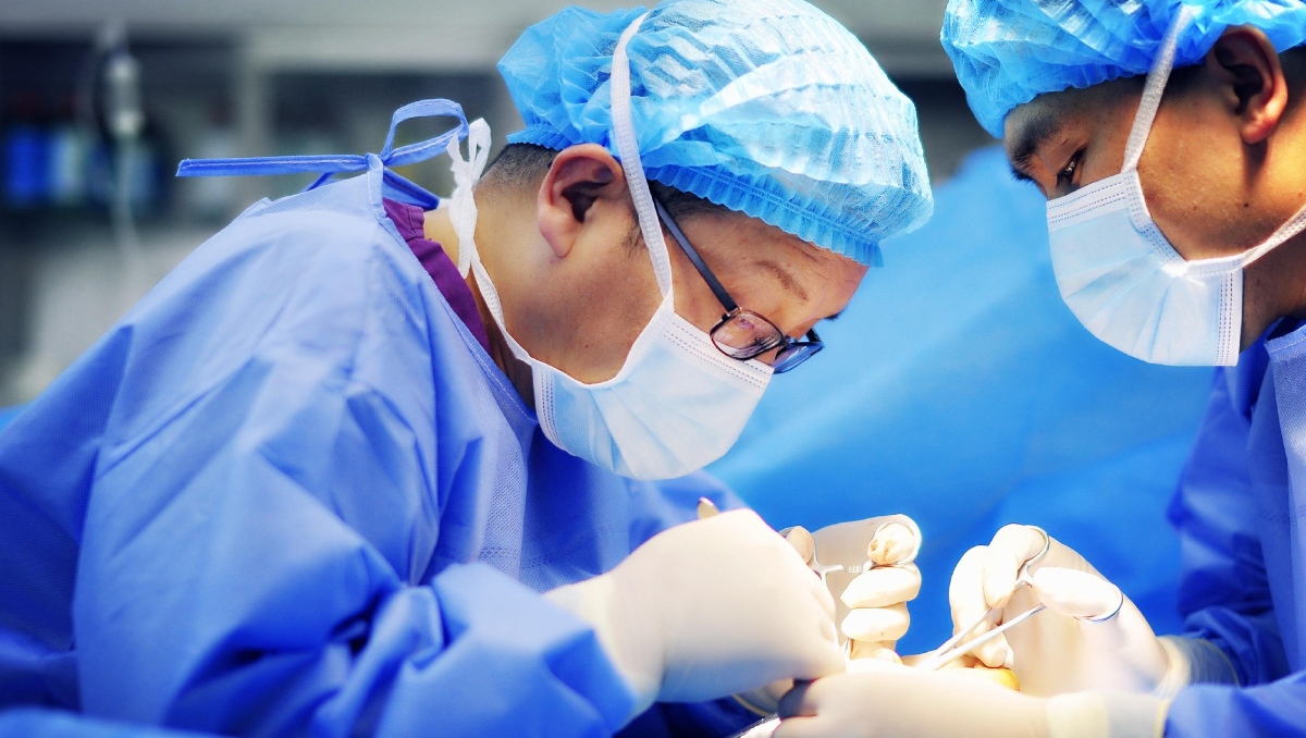 La cirugía de reemplazo de rodilla asistida por robots reduce el trauma, minimiza el dolor postoperatorio y garantiza una alineación perfecta.