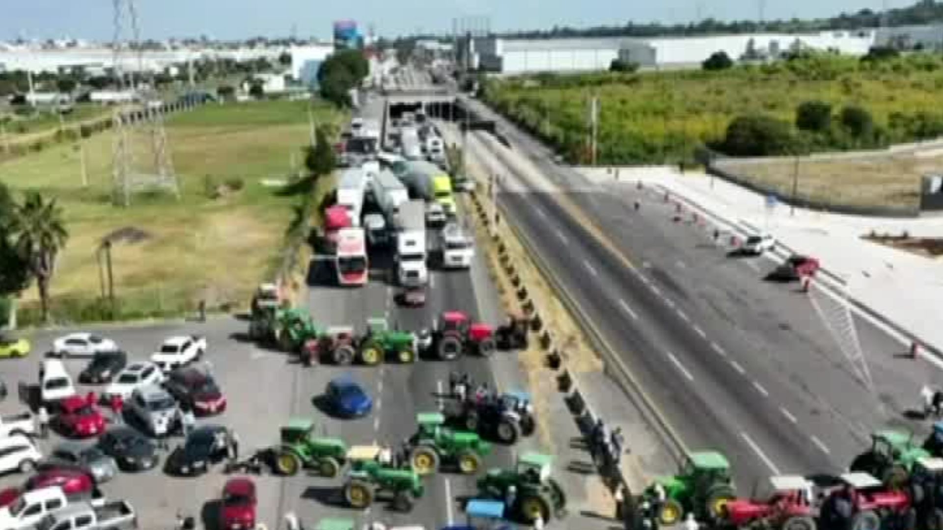 En Colima, suspenden las salidas de autobuses por los bloqueos de los agricultores