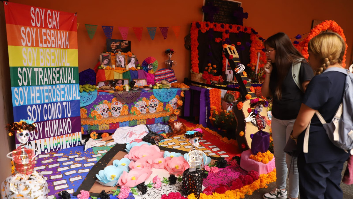 Colocan coloridas ofrendas en la Casa de la Cultura de Puebla con motivo del Día de Muertos | Especial