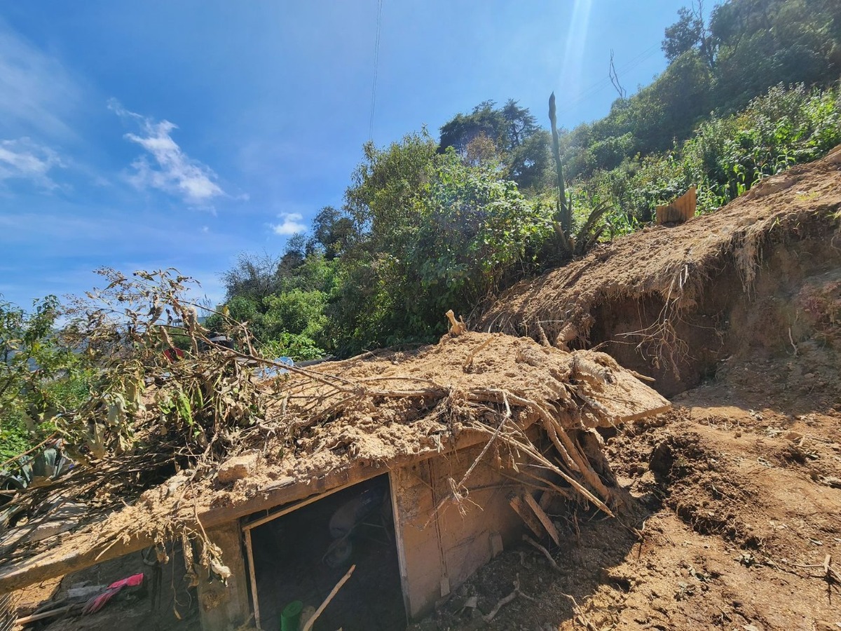 Docentes que se dirigían a la escuela grabaron el momento del desgajamiento. (Cortesía)