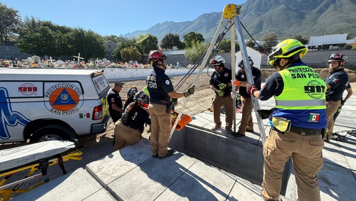 Elementos de PC de SP realizaron el simulacro de un rescate al fondo de una tumba en un panteón. | Víctor González