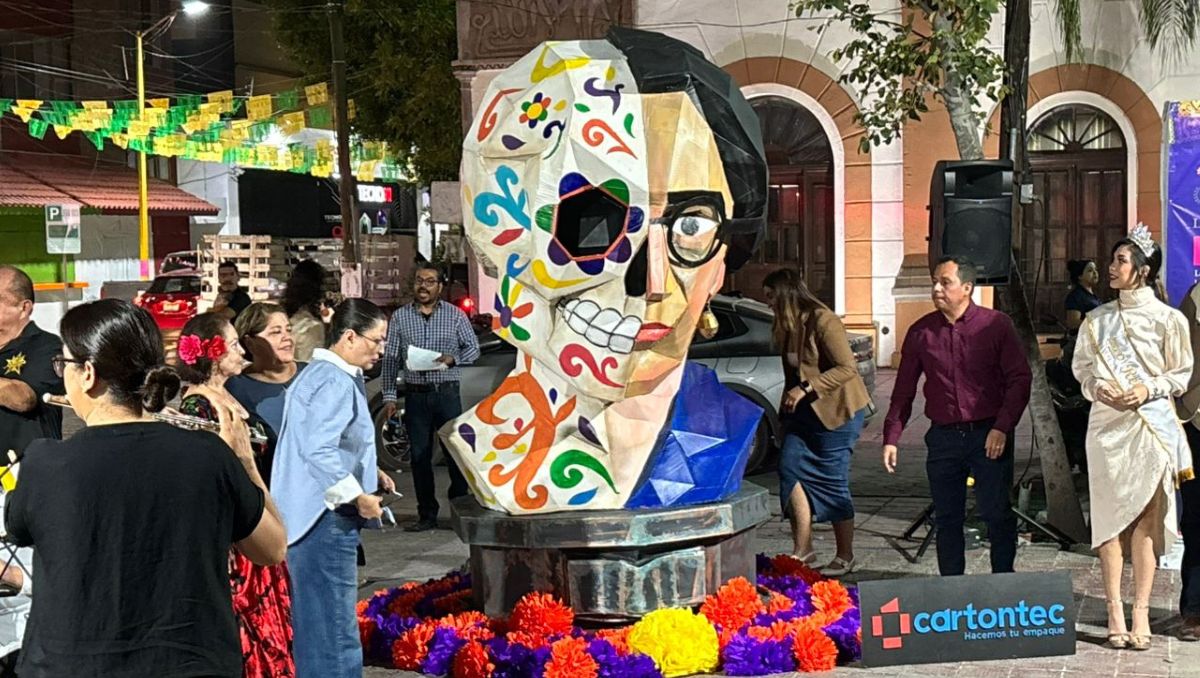 La escultura creada por el artista Alex Daniel Esquivel mide 2.75 metros de altura por 1.80 de diámetro. | Especial