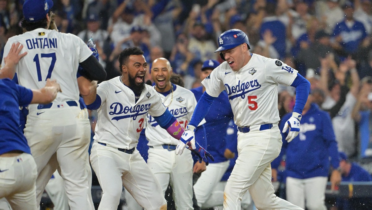 Freddie Freeman le da a Dodgers la victoria ante Blue Jays en uno de los juegos más largos en la historia de la Serie Mundial (Reuters)