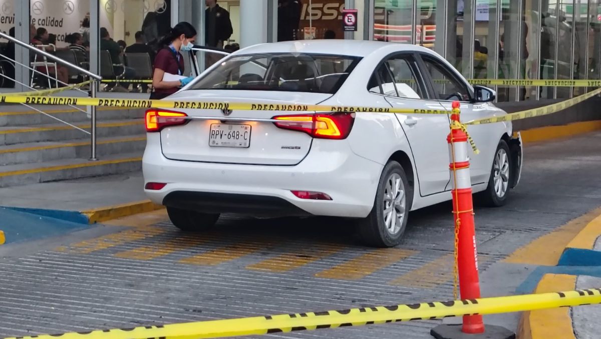 El hombre llegó con heridas de bala en un auto al Isssteleón en el Centro de Monterrey. Agustín Martínez