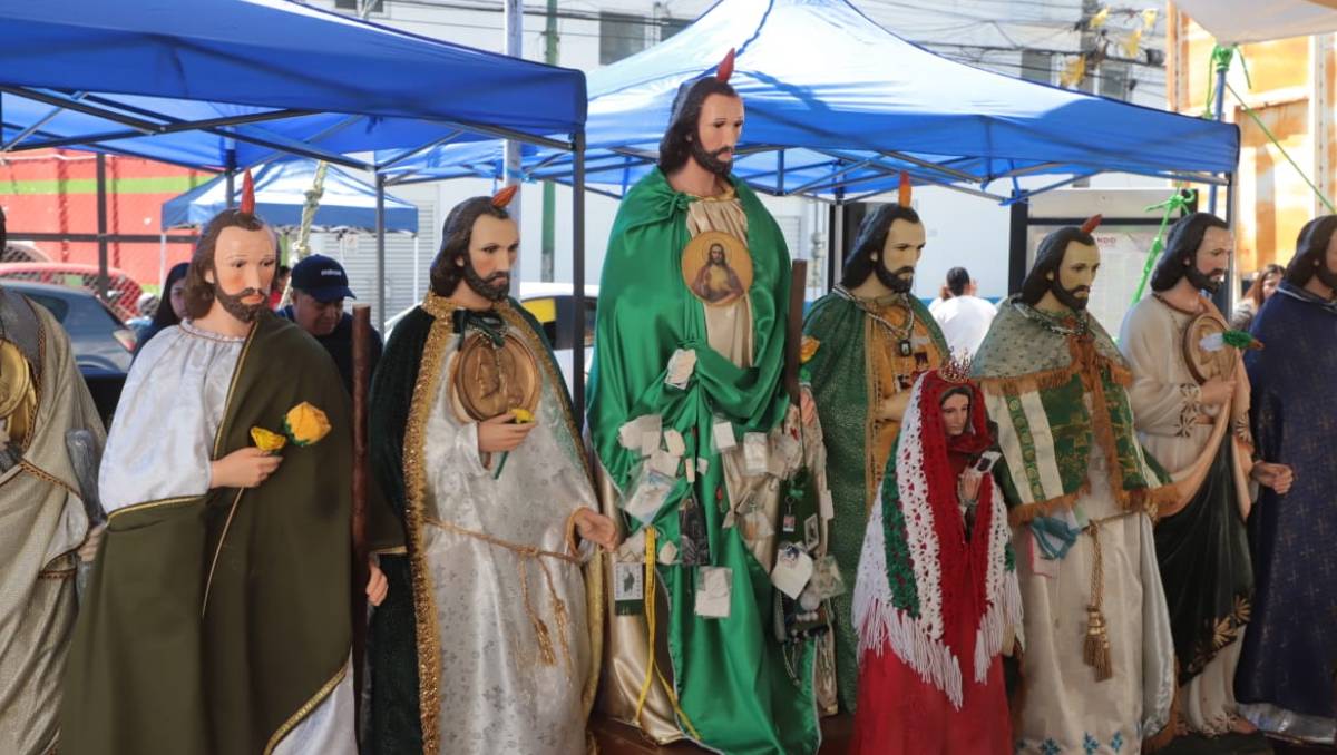 Desde poco antes del mediodía comenzaron a reunirse los fieles católicos en el Templo de la Santa Veracruz. Foto: Monserrat Mata