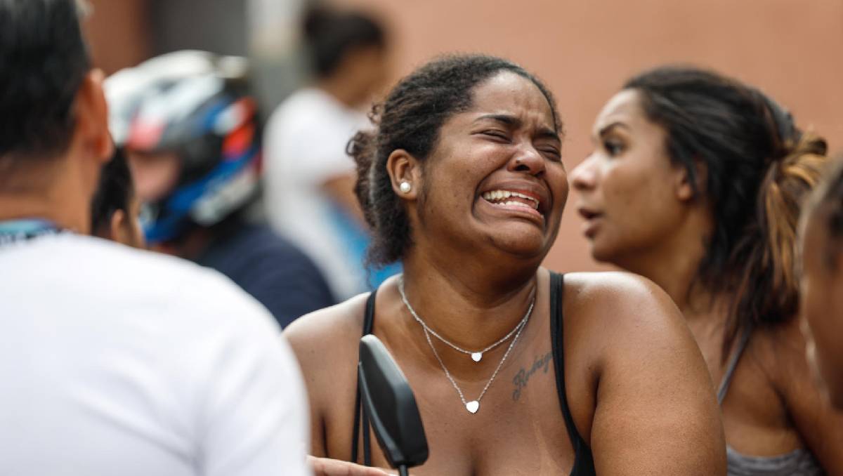 Una mujer llora frente al hospital Getúlio Vargas por la muerte de un familiar durante un operativo policial este martes (EFE)