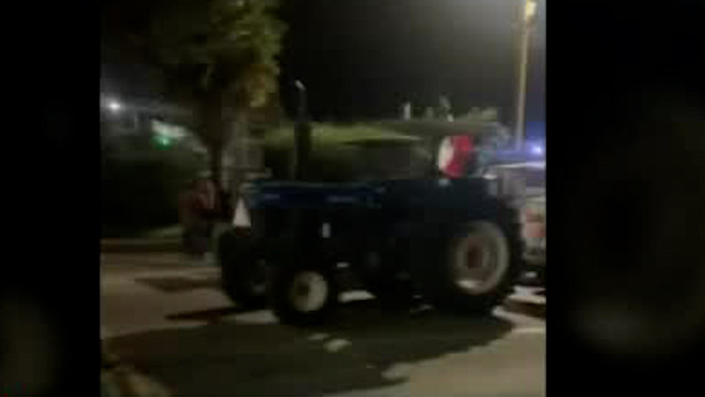 Pasajeros llevan más de 20 horas atrapados en carretera de Michoacán por bloqueos