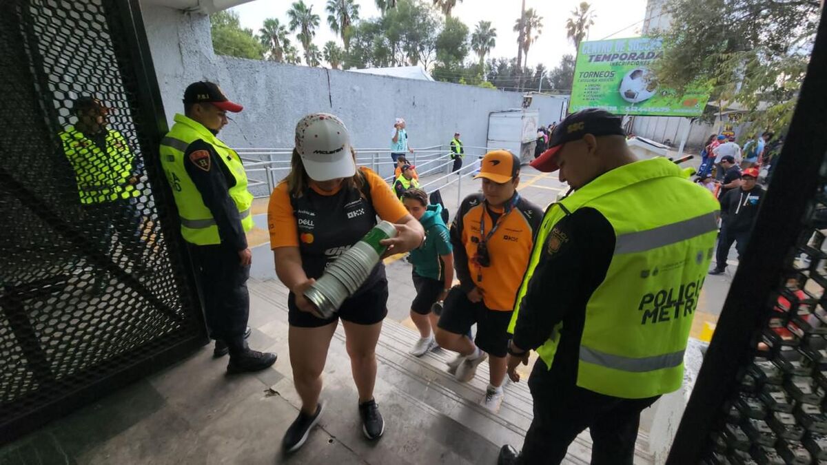 Personal del  metro y autoridades de seguridad coordinaron el flujo de pasajeros en la Línea 9 durante el Gran Premio de México 2025. | Especial