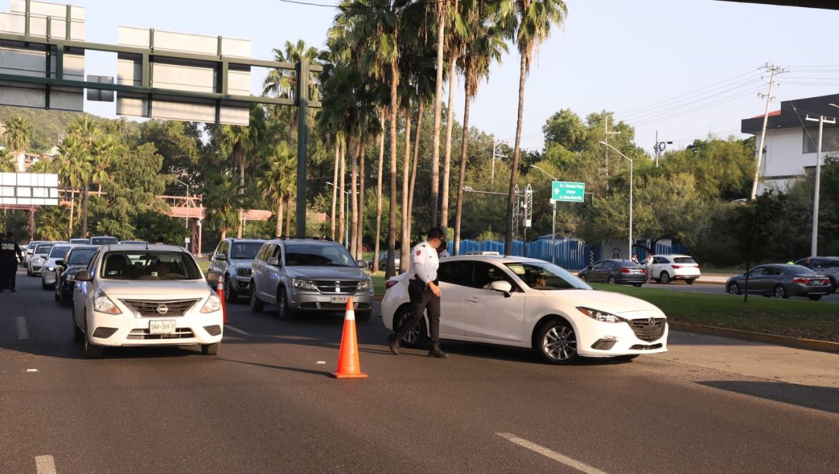 Policías de San Pedro montaron un operativo para revisar documentación de unidades con láminas foráneas o sin ellas. Luis Guerra