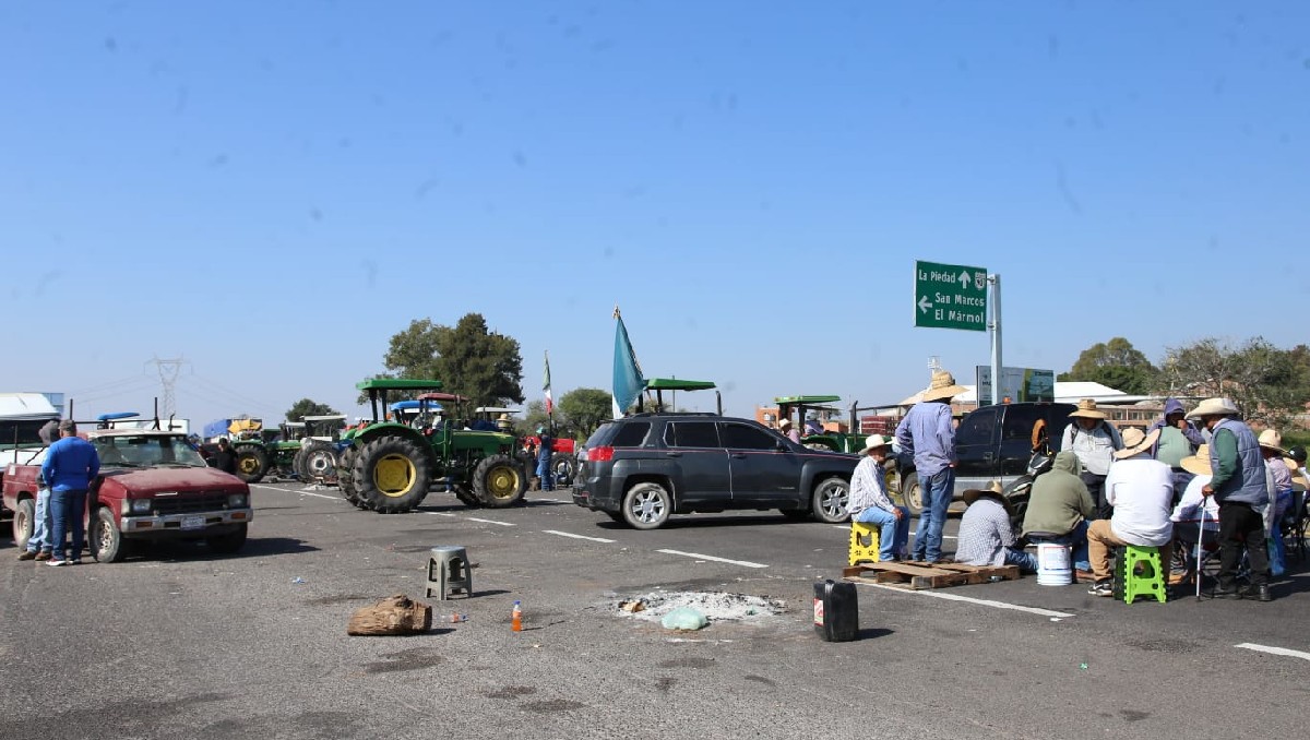 Productores agrícolas mantienen bloqueada la carretera federal 90 en Pénjamo.
