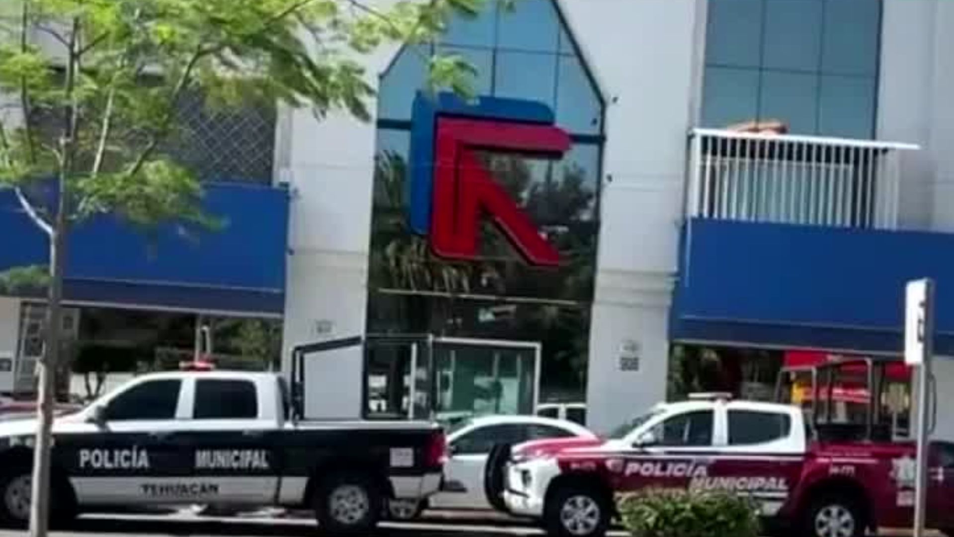 En Puebla, un grupo de civiles armados asaltan unas oficinas