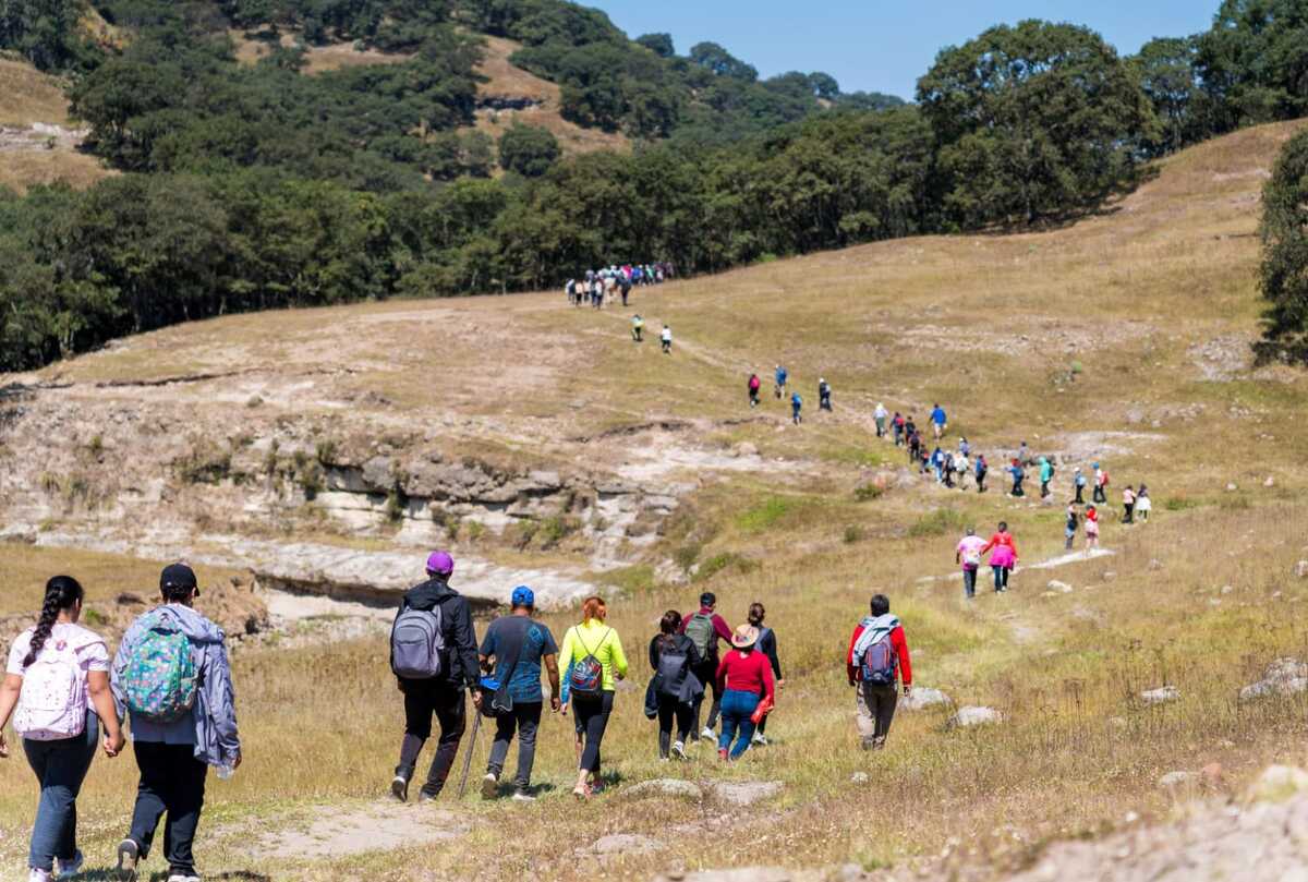 Realizan caminata decenas de personas. (Cortesía)