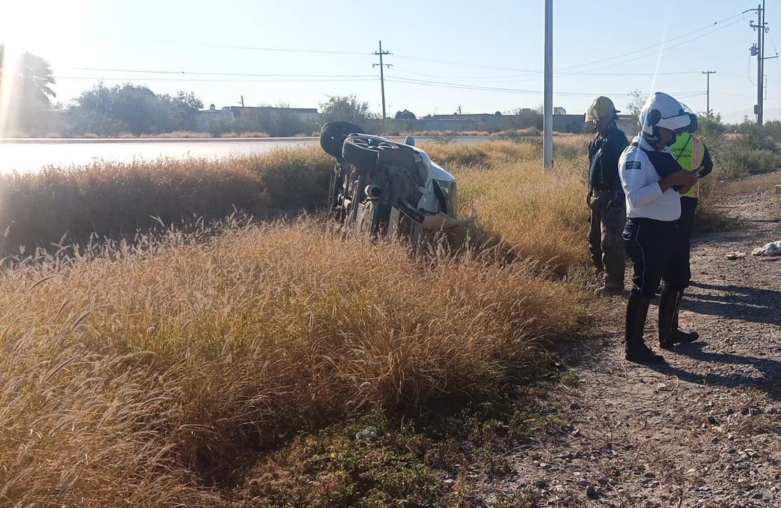 En Torreón, mujer vuelca su auto por exceso de velocidad. (Milenio Policía)