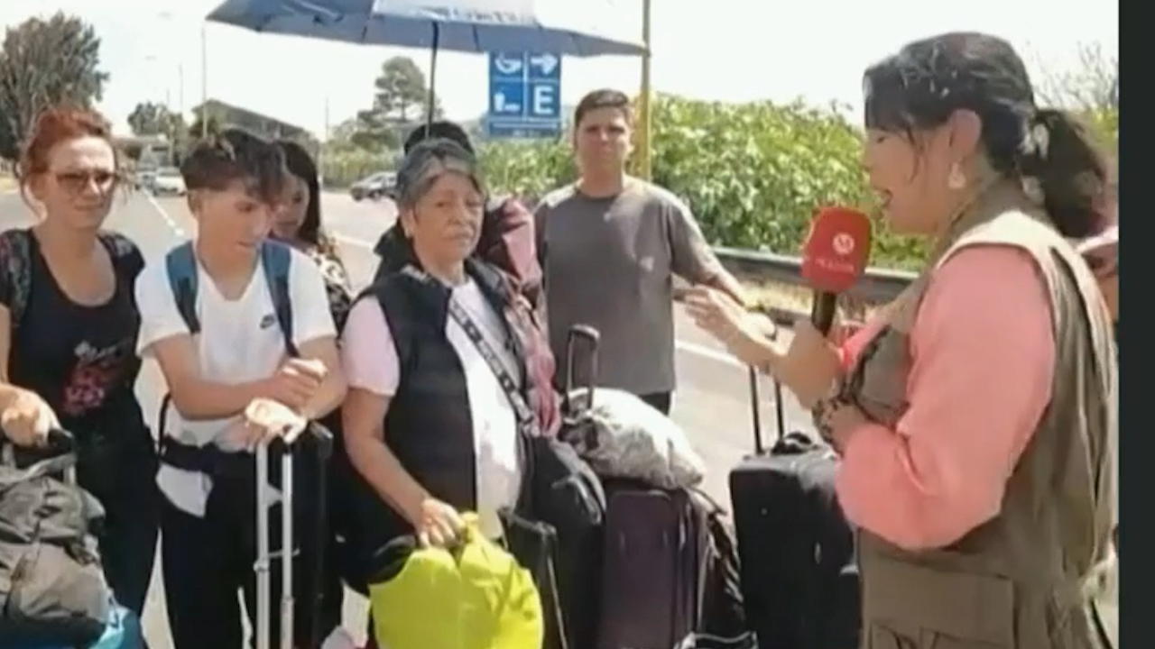Viajeros caminan tras más de 20 horas varados por bloqueos de agricultores en carreteras