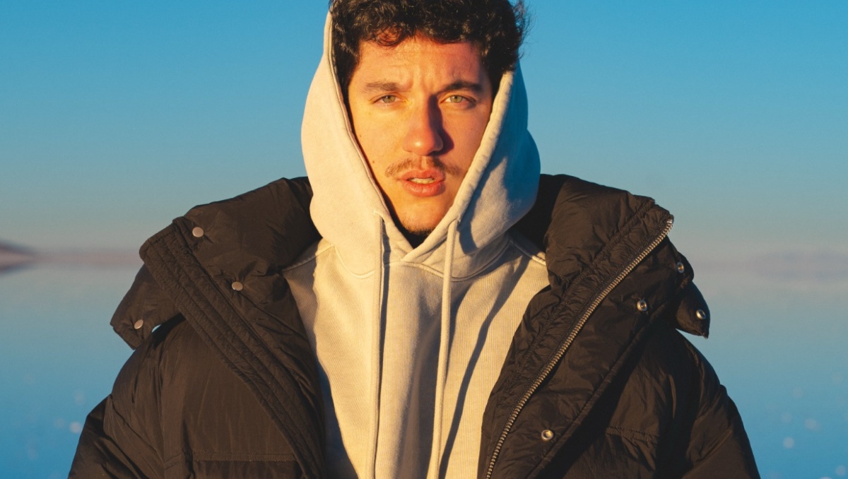 Alan Wittels comparte su filosofía de amor propio con Mantra, canción que se ha convertido en un himno para miles de oyentes.