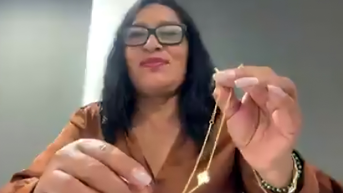 La alcaldesa dijo que esta dispuesta a regalar o rifar el collar. | Especial