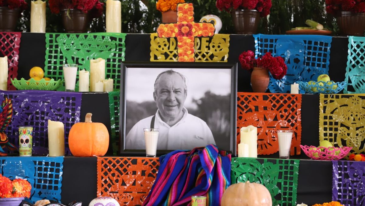 En el altar colocaron una fotografía de Mauricio Fernández flores de cempasúchil, velas, fotografías, aserrín, entre otros. Luis Guerra