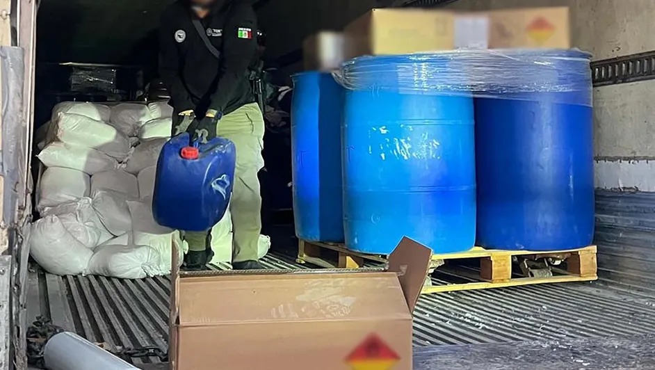 Aseguran tractocamión con precursores químicos durante operativo en Durango