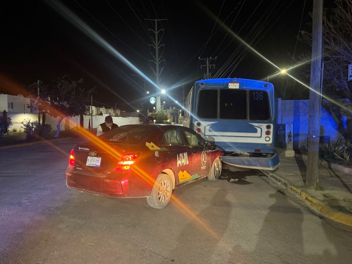 La conductora del vehículo de servicio público perdió el control presuntamente por exceso de velocidad.| Archivo