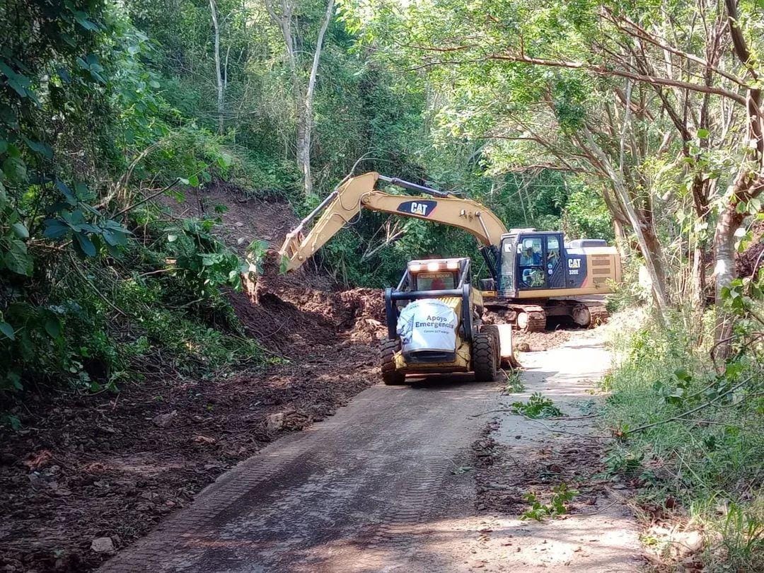 Continúan trabajos para restablecer la comunicación en las localidades. (Wendy Salazar)