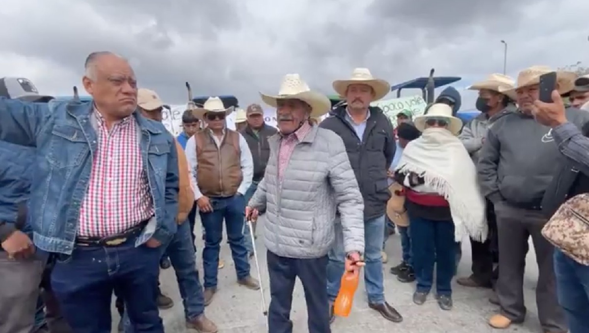 El delegado de la Secretaría de Gobernación del estado trató de convencer a los agricultores de retirar los bloqueos. | Especial