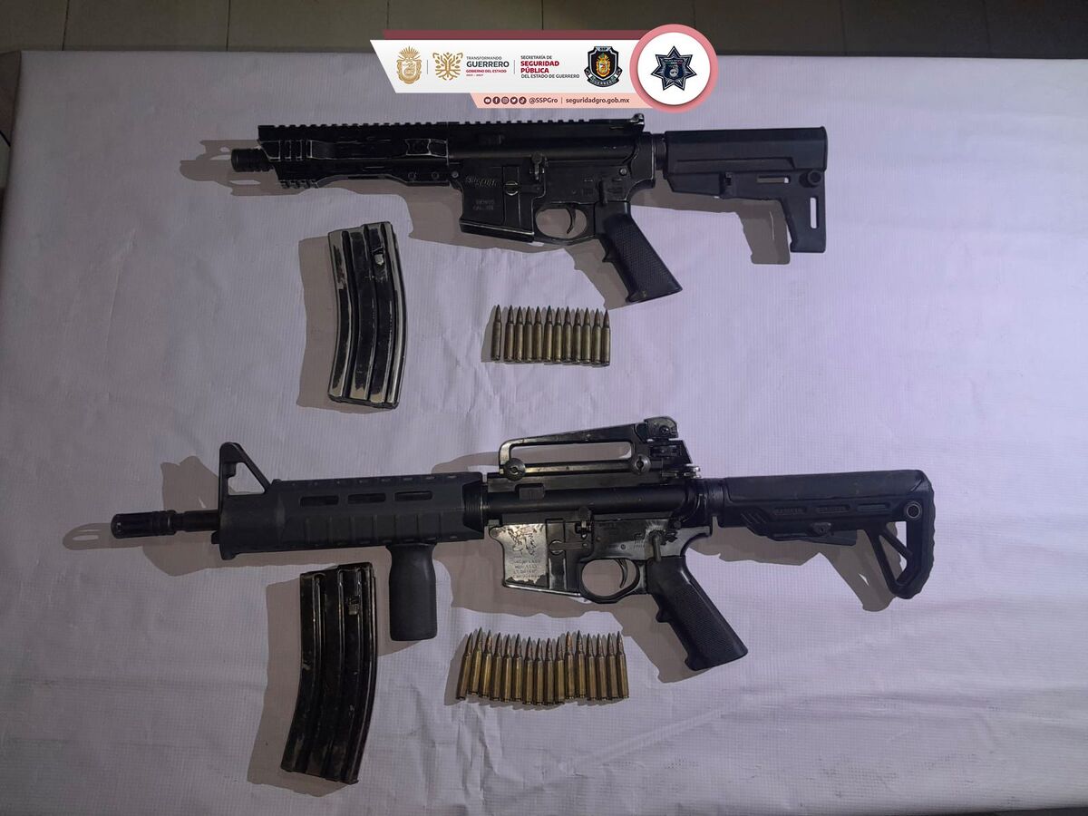 En el vehículo había armas largas.